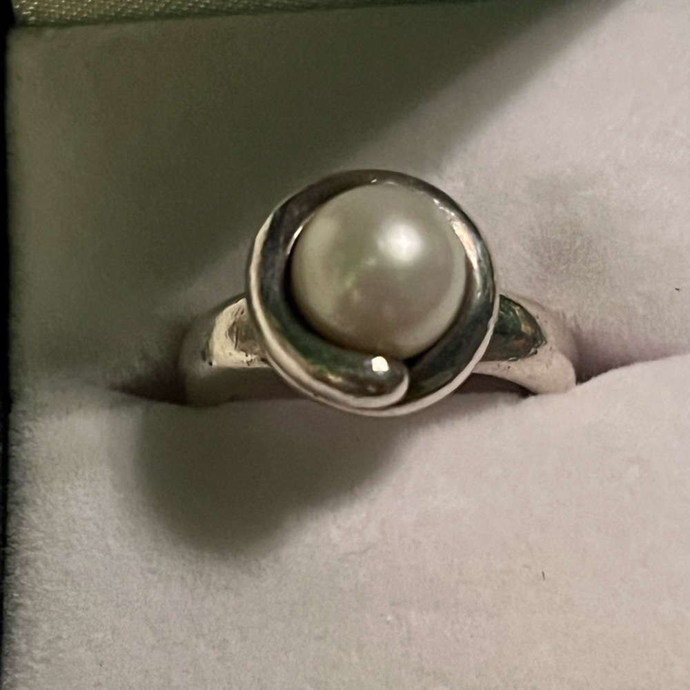 Very unique modernist wrap around design james avery pearl ring